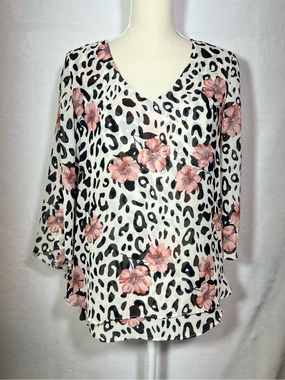 Roz & Ali Off White V-Neck Blouse Leopard Floral Print Top Women’s Large